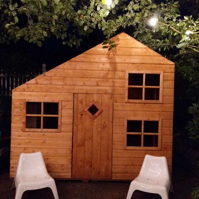 7.71′ X 6.75′ PLAYHOUSE